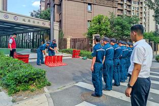 跟队记者：罗马前锋亚伯拉罕将在3月初恢复合练，已因伤缺席9个月